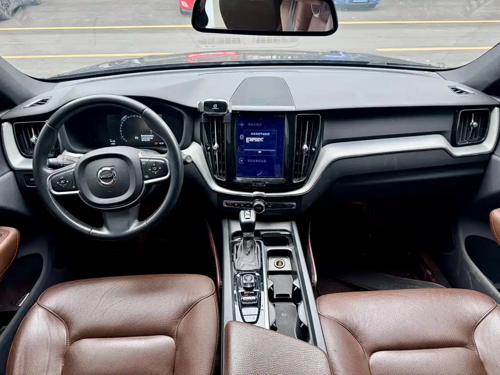 Volvo XC60 2021 — фото 9