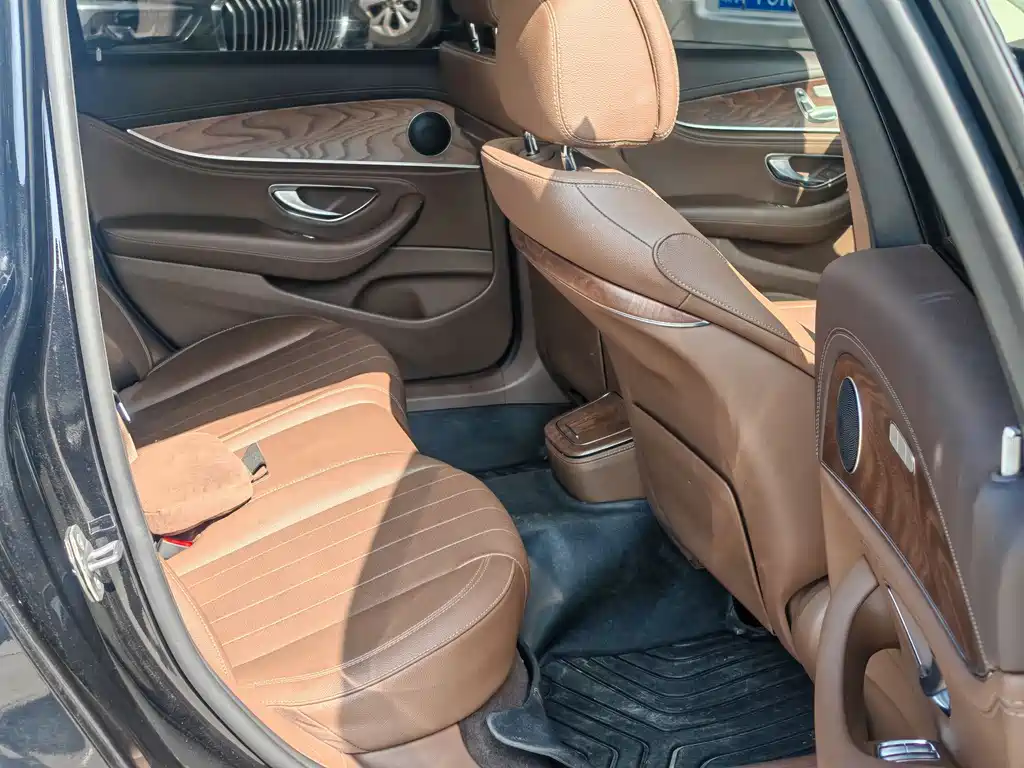 Mercedes-Benz E-Class 2023 — фото 11