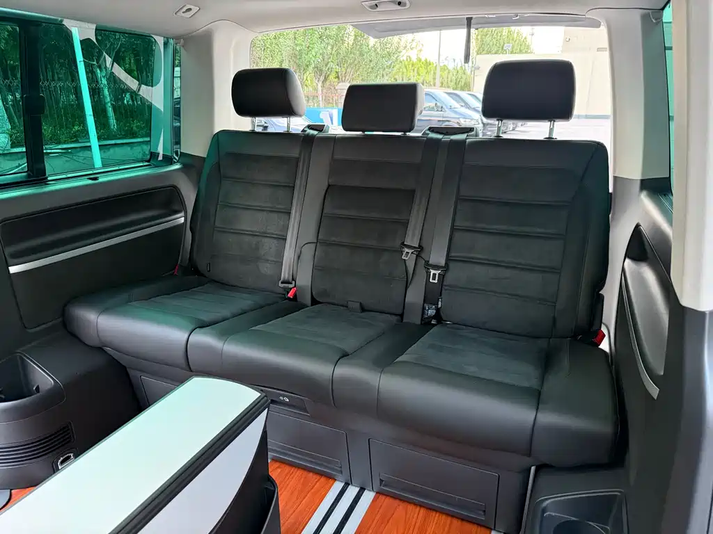 Volkswagen Multivan 2017 — фото 11