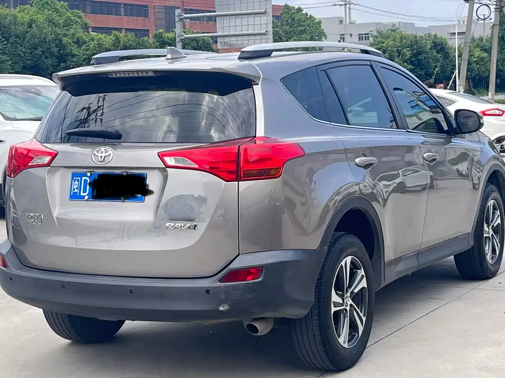 Toyota RAV4 2015 — фото 4
