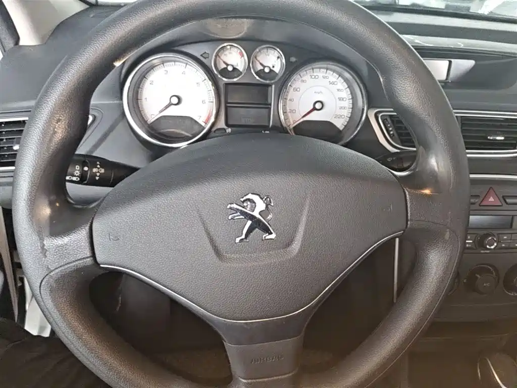 Peugeot 308 2015 — фото 11