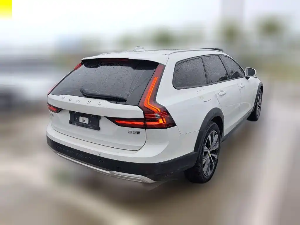 Volvo V90 2024