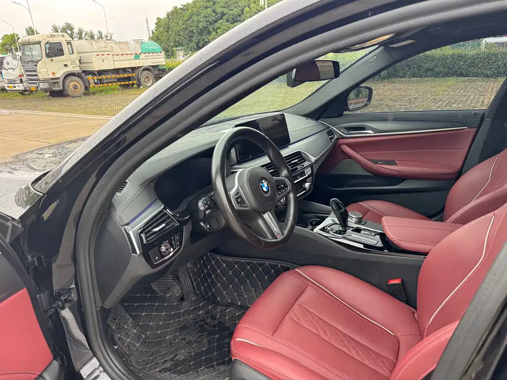 BMW 5 Series 2021 — фото 10