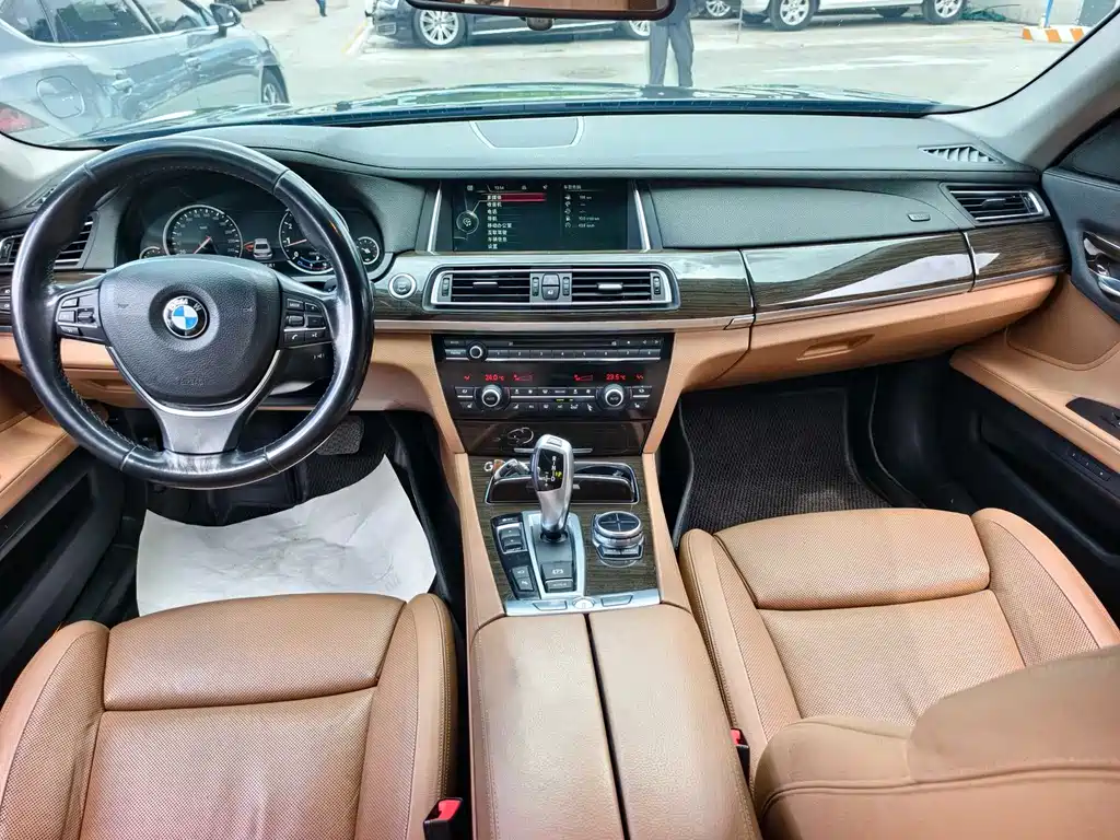 BMW 7 Series 2013 — фото 11