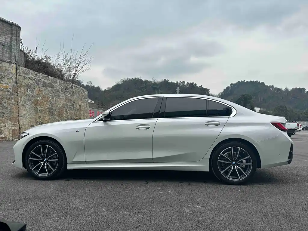 BMW 3 Series 2025 — фото 10