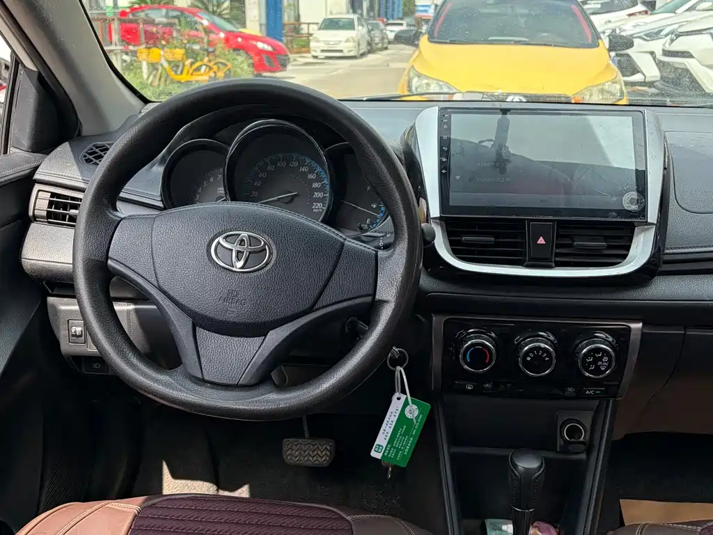 Toyota Yaris L 2017 — фото 10