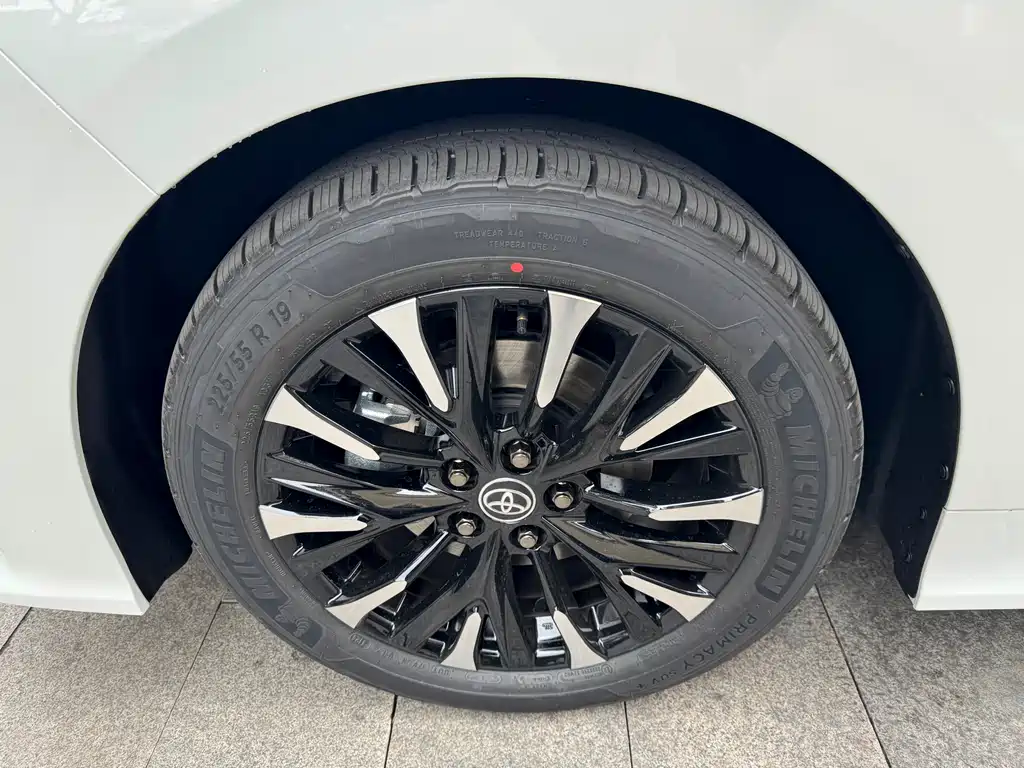Toyota Alphard — фото 4