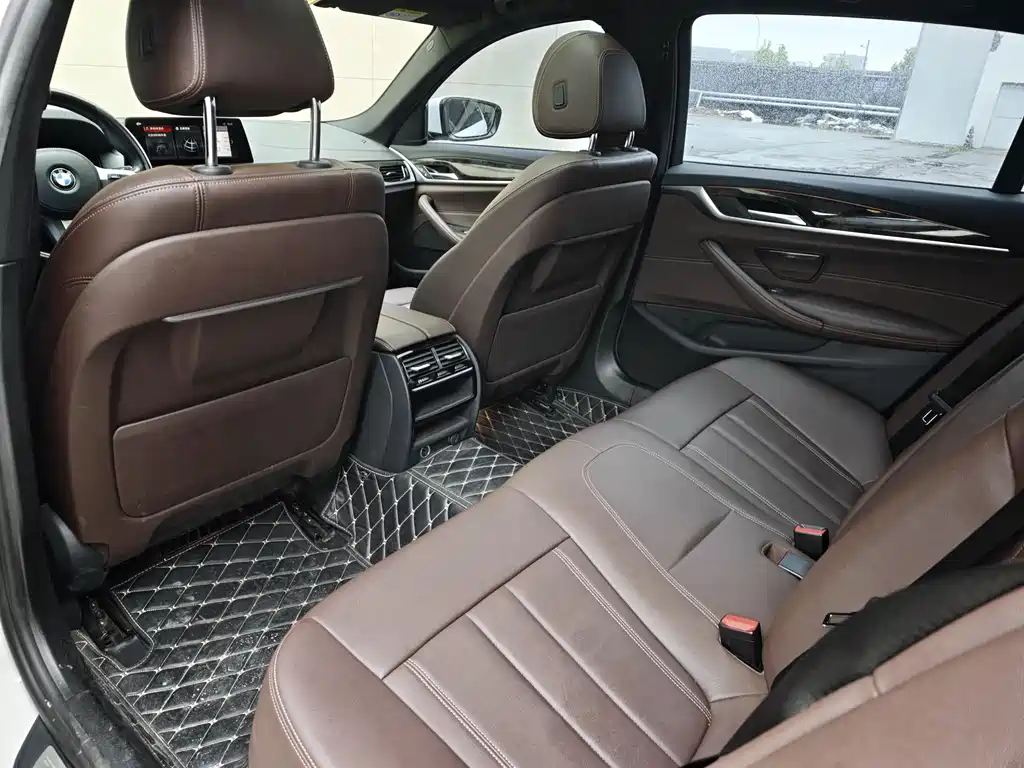 BMW 5 Series 2019 — фото 10