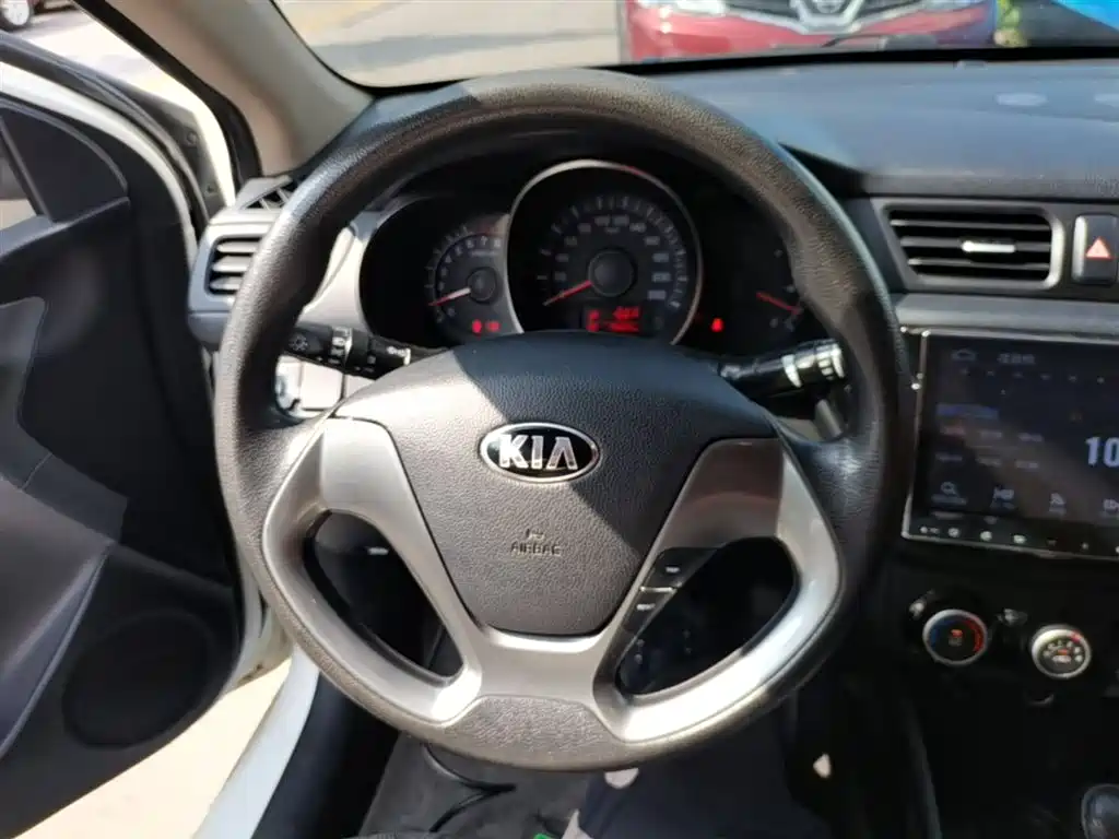 Kia K2 2017 — фото 11