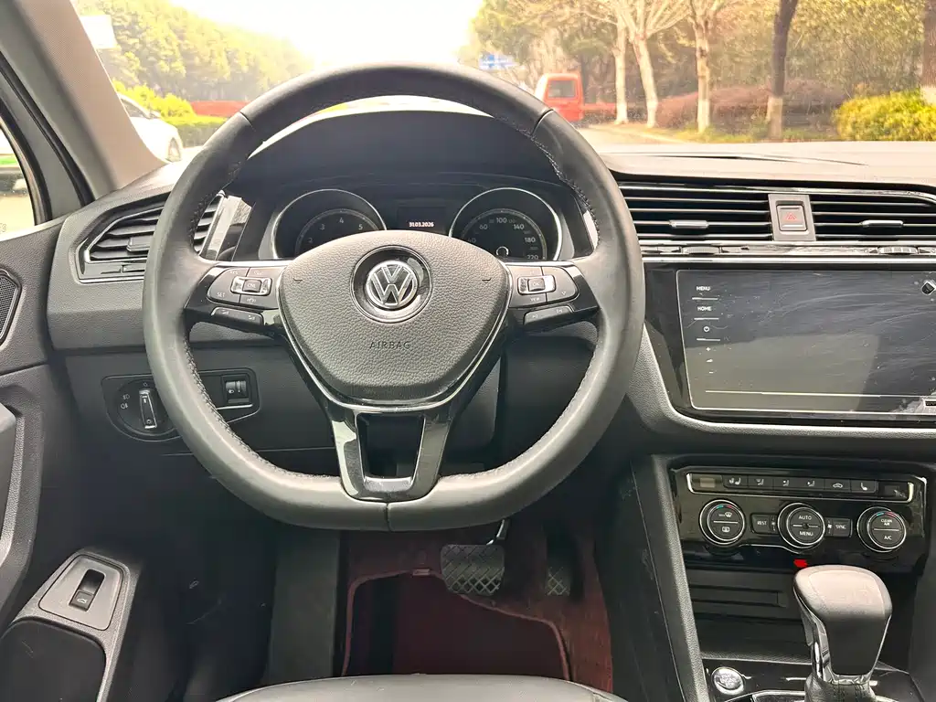 Volkswagen Tiguan L 2021 — фото 11