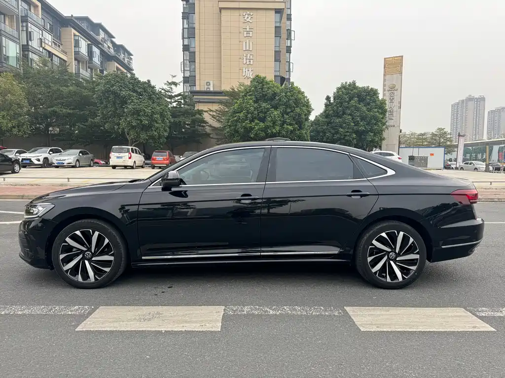Volkswagen Passat 2023 — фото 4