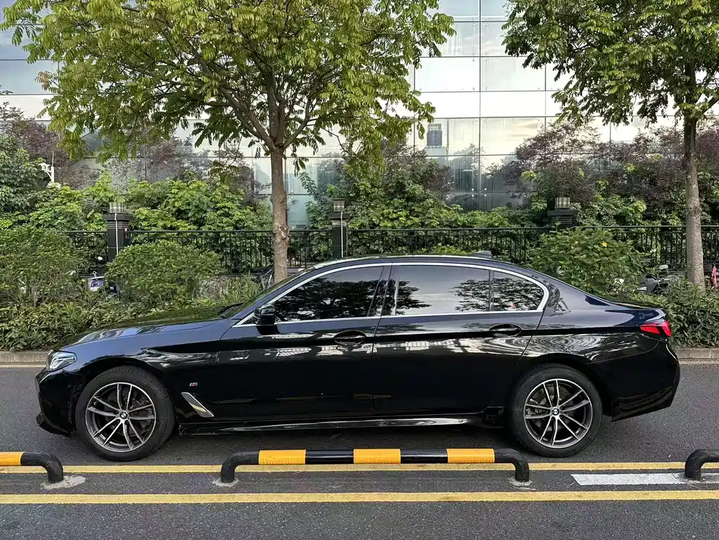 BMW 5 Series 2022 — фото 11