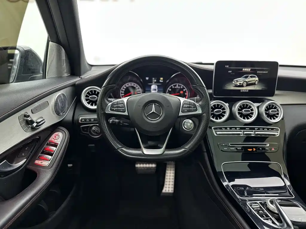 Mercedes-Benz GLC AMG 2018 — фото 12