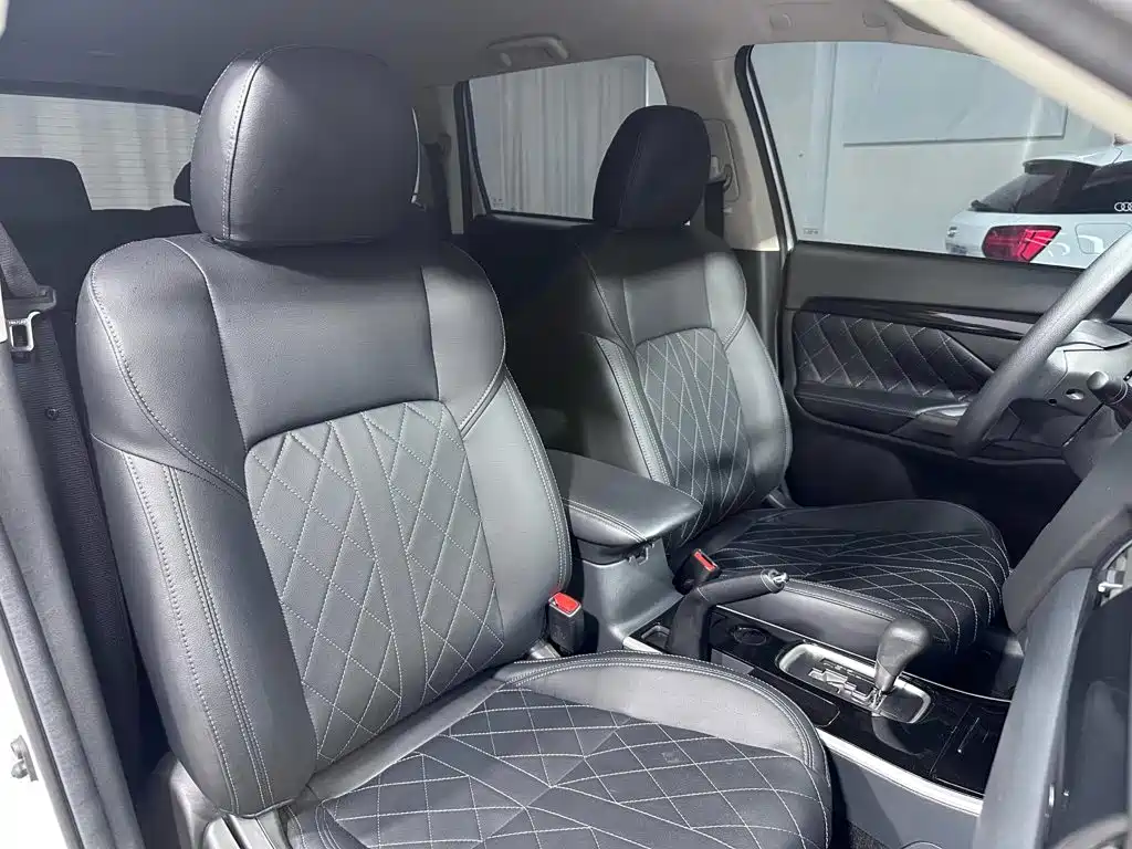 Mitsubishi Outlander 2023 — фото 18