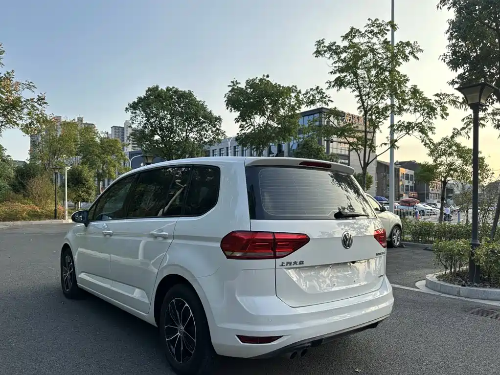 Volkswagen Touran 2018 — фото 30