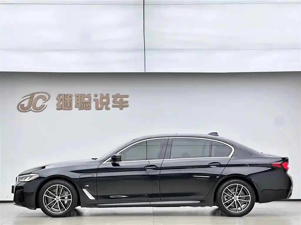 BMW 5 Series New Energy 2021 — фото 3