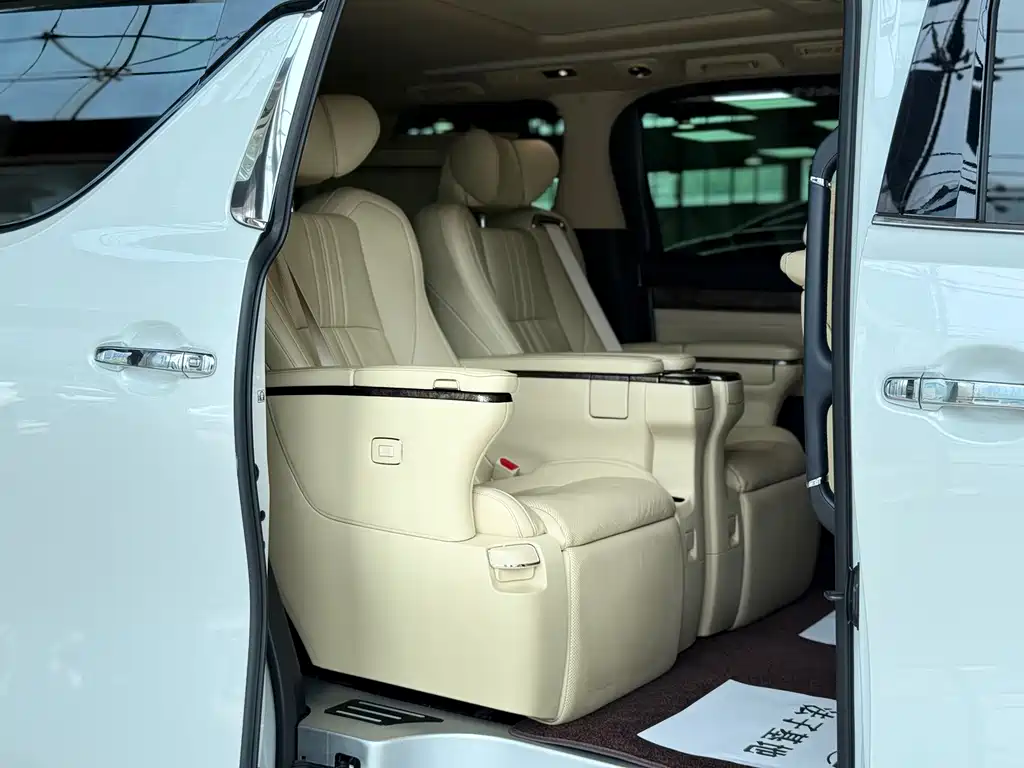Toyota Vellfire 2023 — фото 15