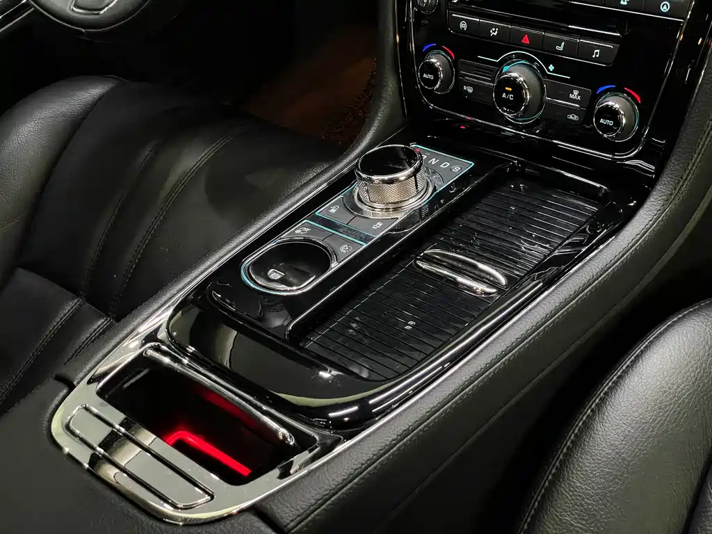 Jaguar XJ 2017 — фото 17