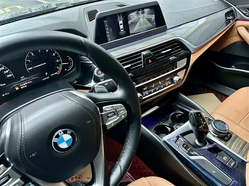 BMW 5 Series 2018 — фото 11