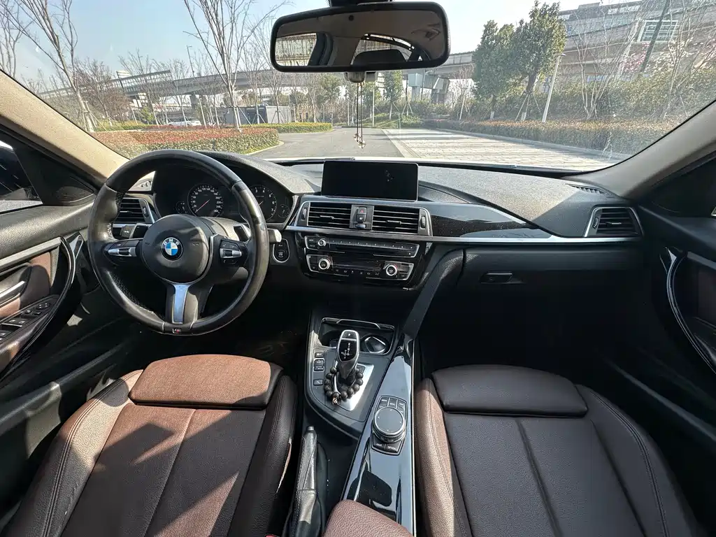 BMW 3 Series 2018 — фото 8