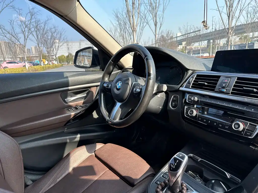 BMW 3 Series 2018 — фото 11