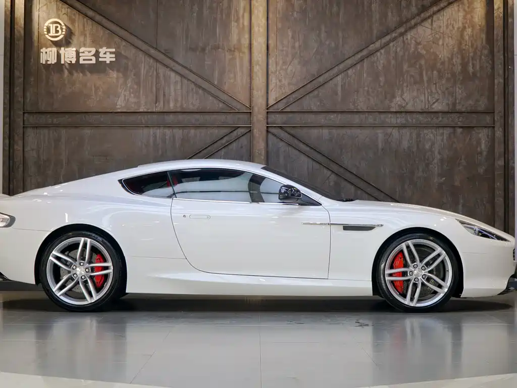 Aston Martin DB9 2015 — фото 16