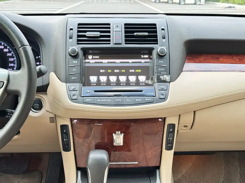 Toyota Crown 2015 — фото 14
