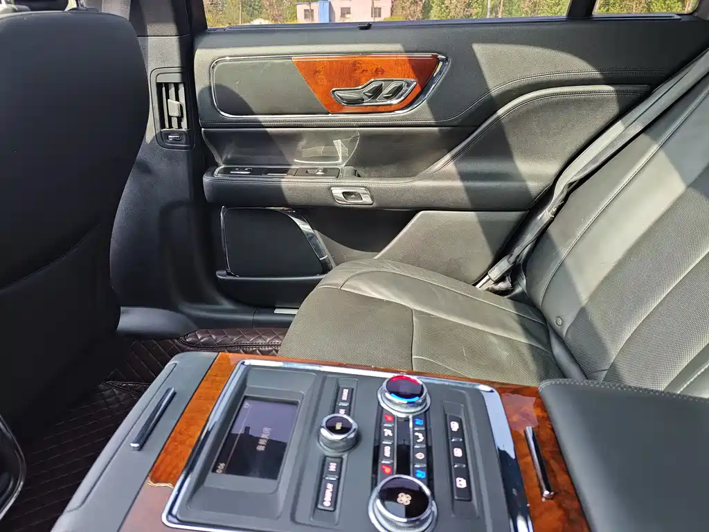 Lincoln Continental 2018 — фото 16