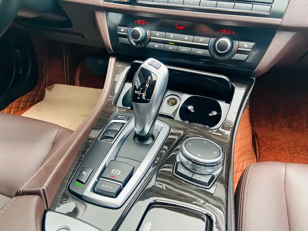 BMW 5 Series 2015 — фото 17