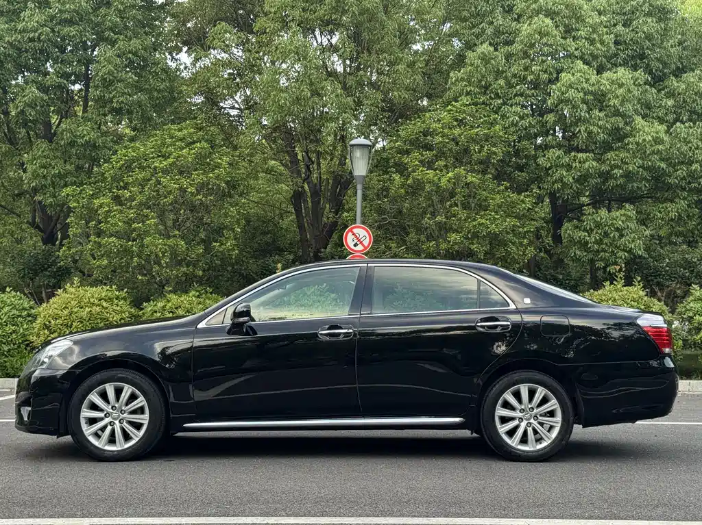 Toyota Crown 2015