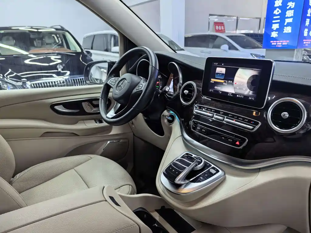 Mercedes-Benz V-Class 2018 — фото 11