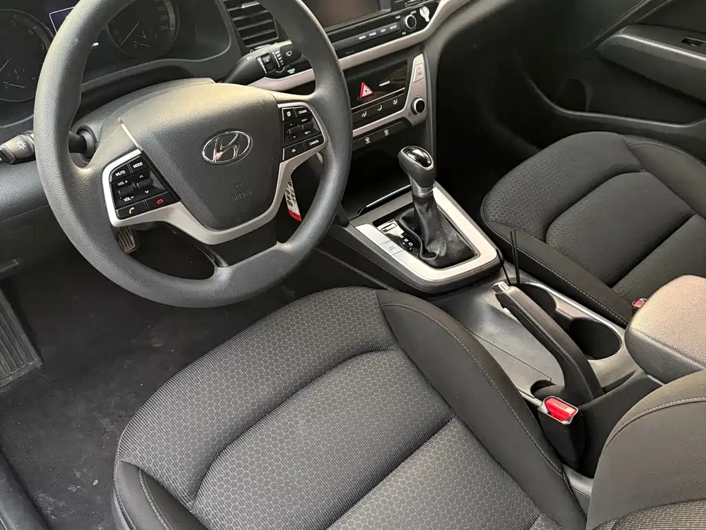 Hyundai Elantra 2017 — фото 19