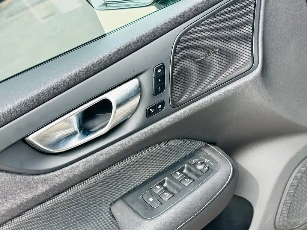 Volvo XC60 PHEV 2021 — фото 10