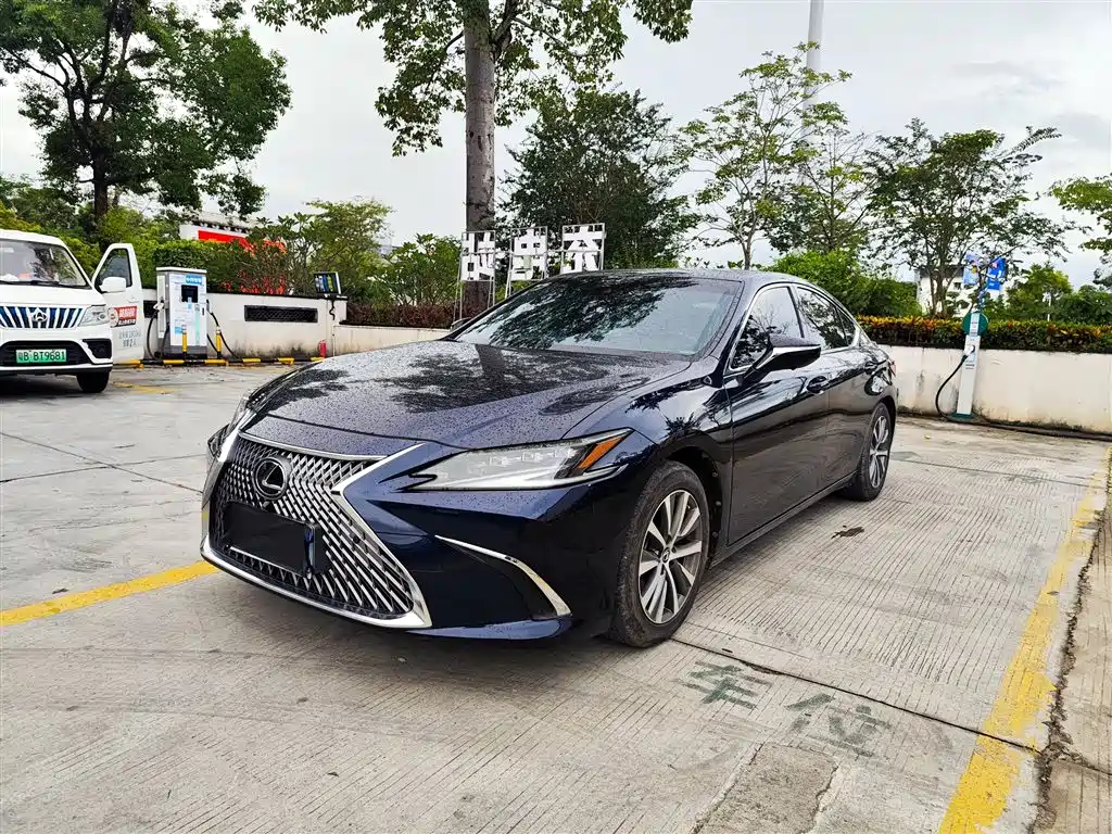 Lexus ES 2021 — фото 1