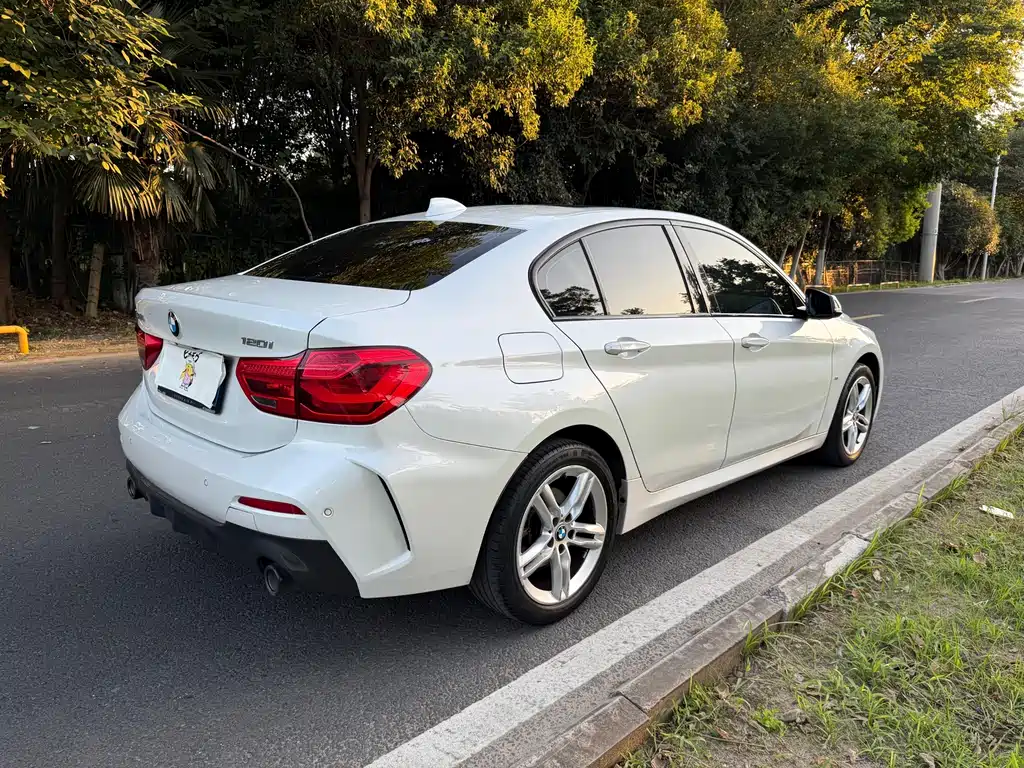 BMW 1 Series 2022 — фото 15