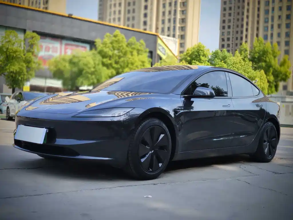 Tesla Model 3 2025 — фото 1