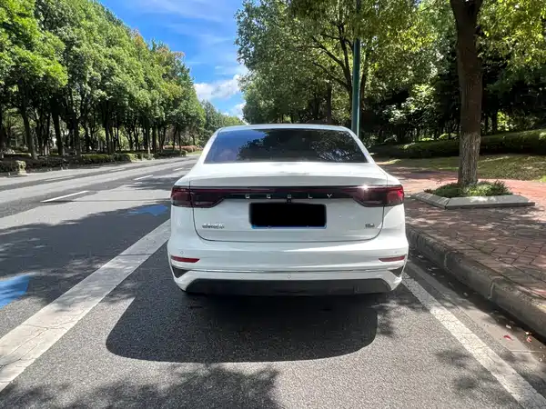 Geely Emgrand 2023