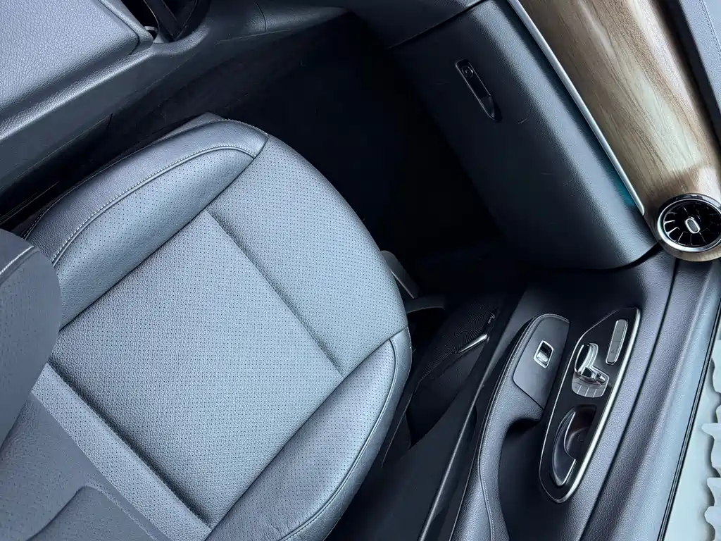 Mercedes-Benz V-Class 2022 — фото 15