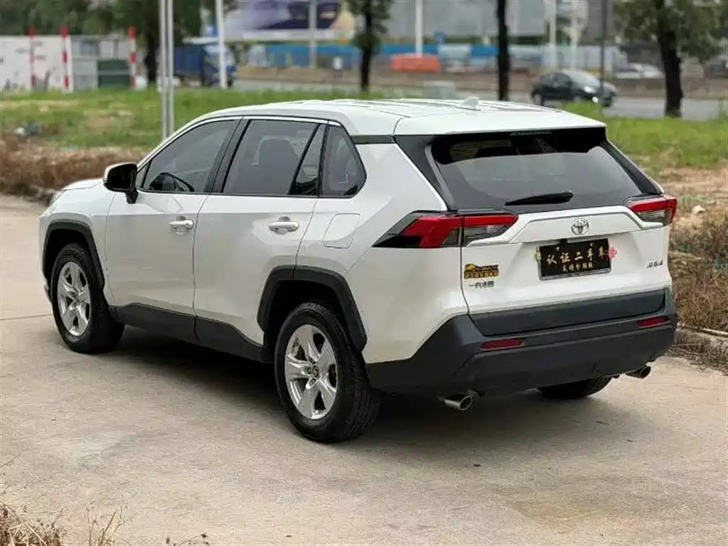 Toyota RAV4 2021 — фото 9