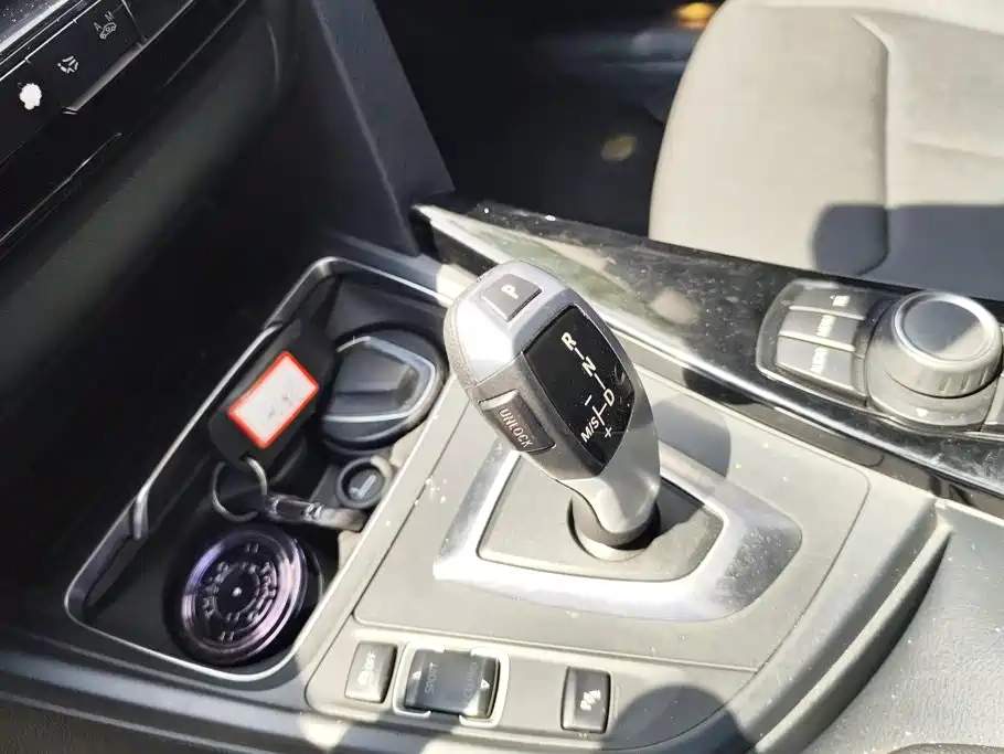 BMW 3 Series 2017 — фото 16