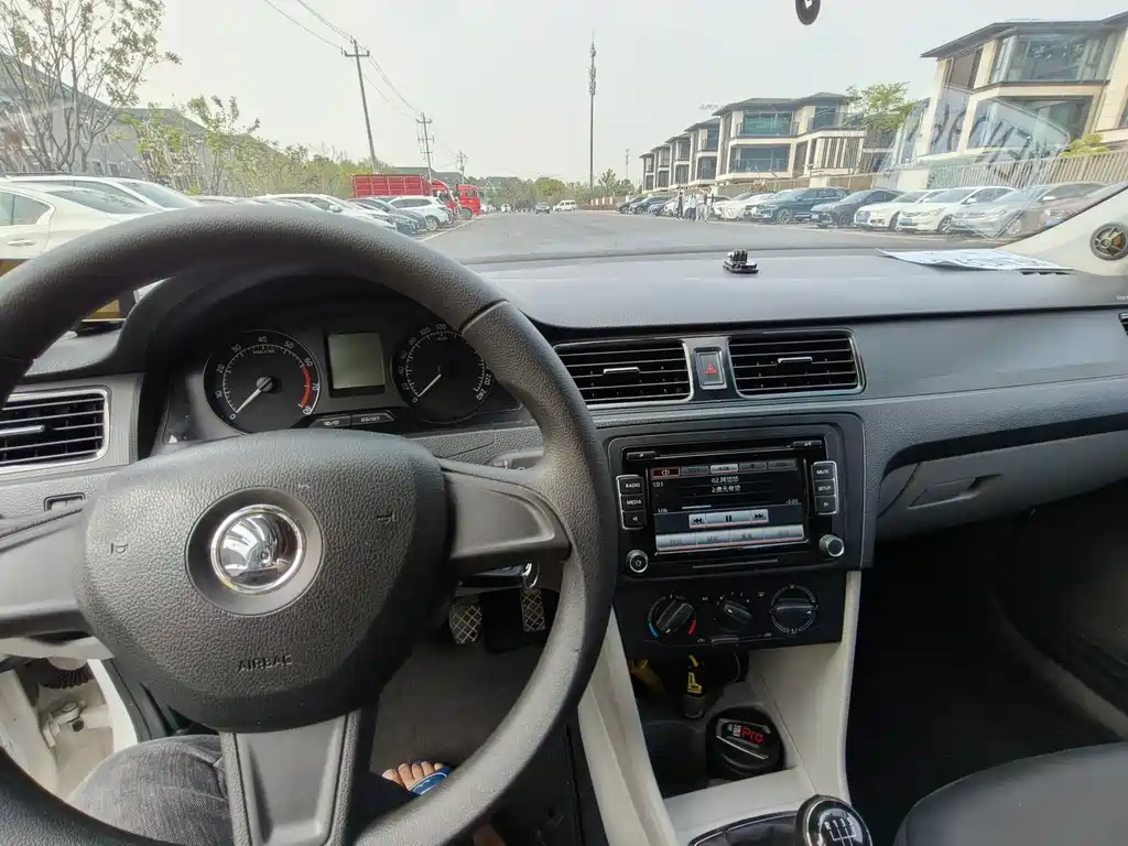 Skoda Rapid 2015 — фото 8