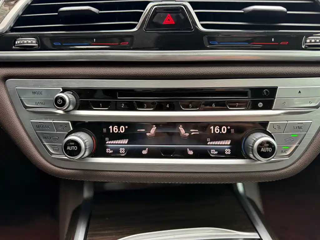 BMW 7 Series 2017 — фото 17