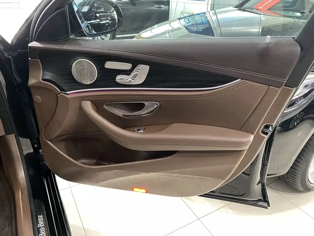 Mercedes-Benz E-Class 2022 — фото 12