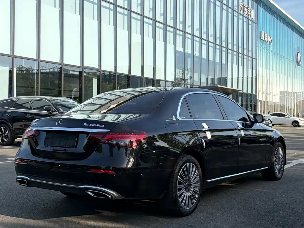 Mercedes-Benz E-Class 2023 — фото 18