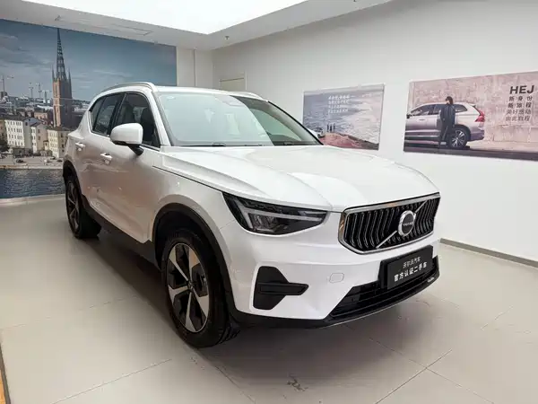 Volvo XC40 2025