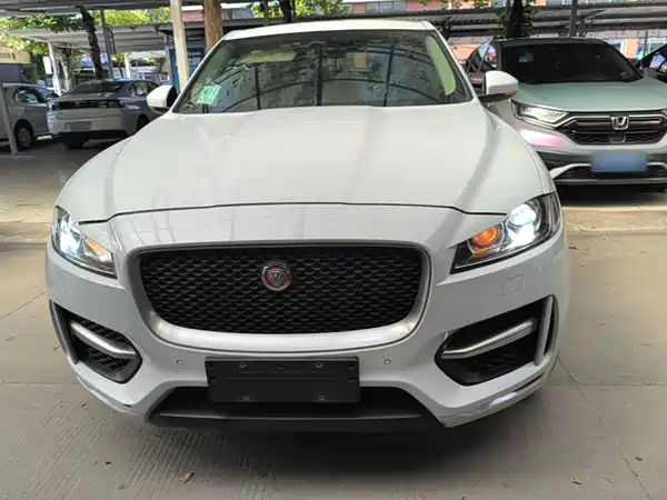 Jaguar F-PACE 2016