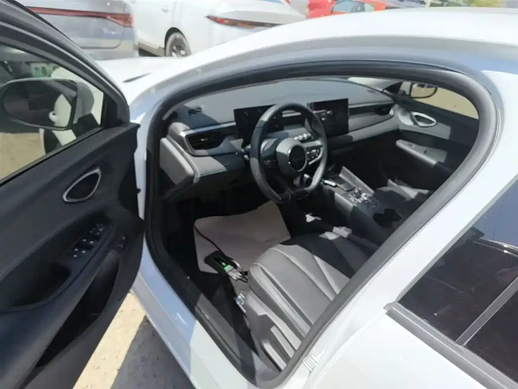 BYD Seal 05 DM-i 2025 — фото 16