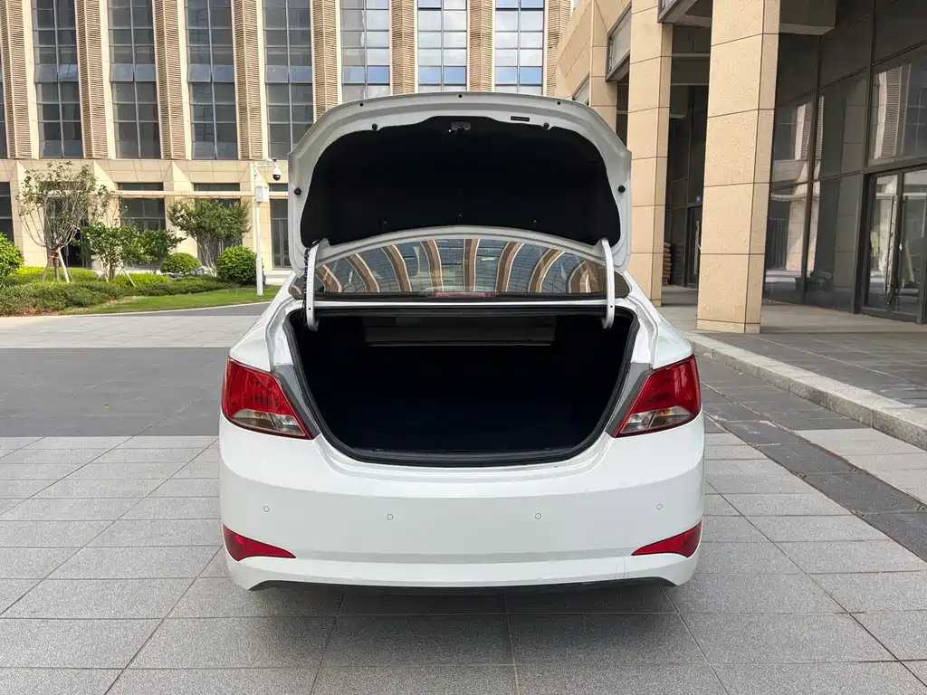 Hyundai Verna 2017 — фото 14