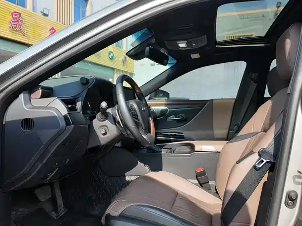 Lexus ES 2024