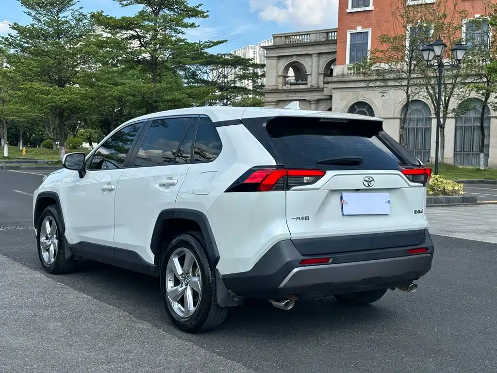 Toyota RAV4 2020 — фото 13